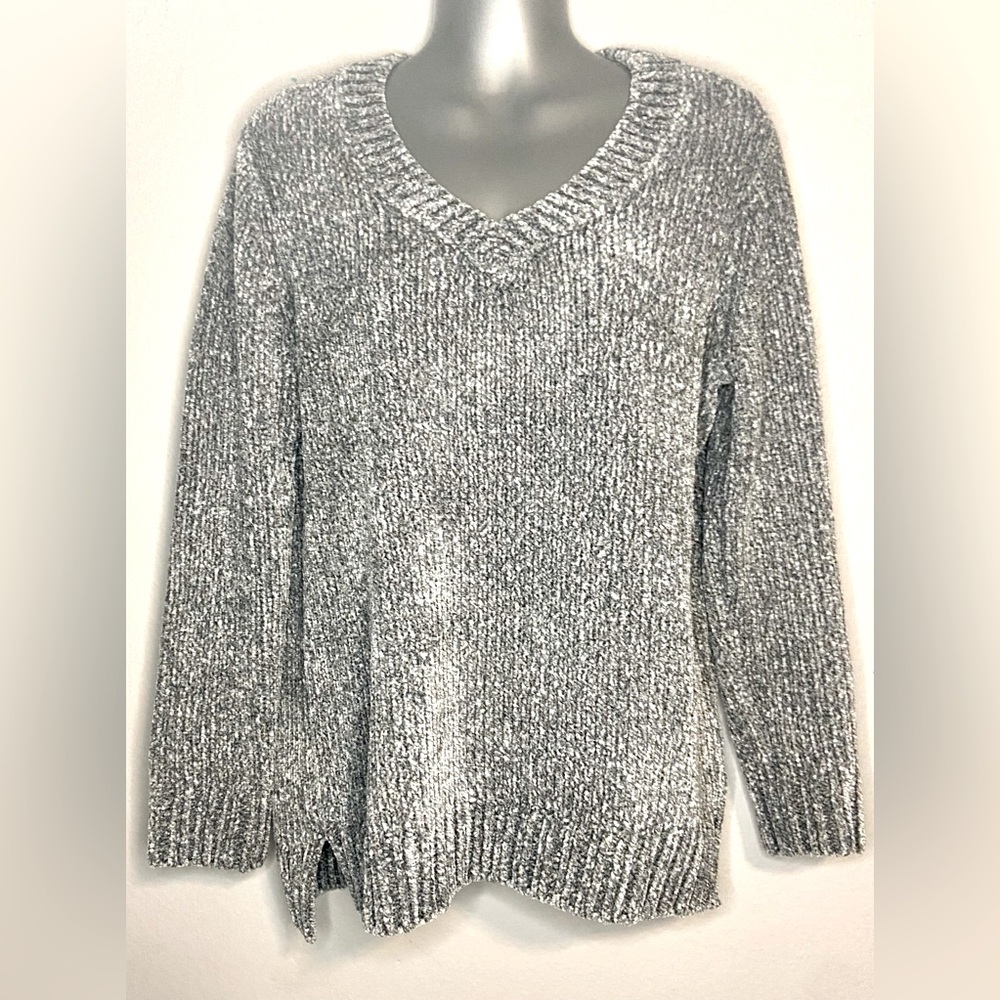 Orvis beautiful gray v-neck sweater with ribbed border design. Super soft!Size S